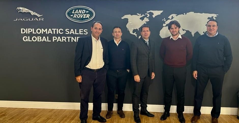 Earlier today I visited local @jaguarlandrover business JLR Global Diplomatic Sales headquartered in #Gibraltar to see their state-of-the-art facility & learn about their plans for future expansion. Another GREAT Gibraltar business led by #Gibraltarians linktr.ee/jlrdiplomatics…