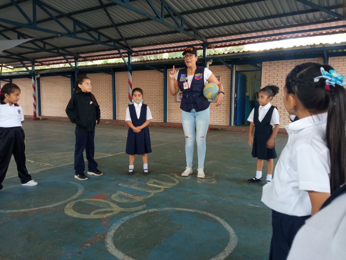 EB_SIMONBOLIVAR's tweet photo. Realización de dinámica recreativa  "El Oso, la mujer y la escopeta" con las niñas de 1er B y 3er grado A.
Donde ellas demostraron sus habilidades y desenvolvimiento grupal y motriz. @MPPEDUCACION @_LaAvanzadora @ZonaEducTachira @Berzabethg1 https://t.co/H6Nrl5USLO