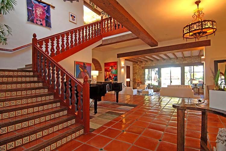 Southwest flare 🌵
See more 👉🏼bit.ly/3HV0uCy
#southweststyle #mexican #flooring #tiles #beams #stairs #architecture #construction #contractor #builder #interiordesign