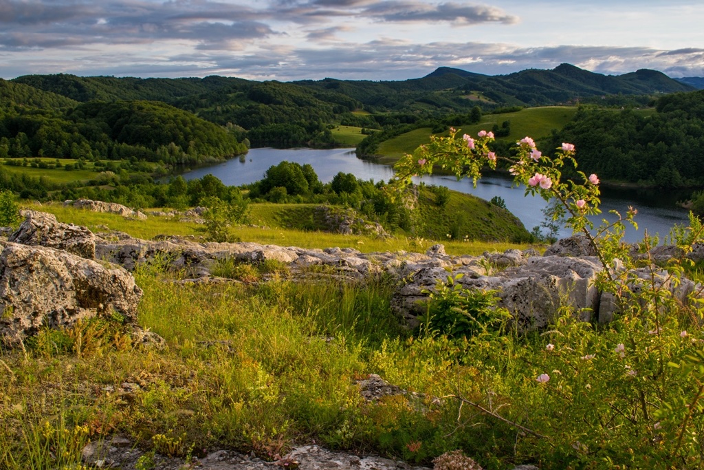 MOMAr Interreg Europe (@momarinterreg) on Twitter photo If you go to Ponoarele, <a href="/mehedinti/">Judetul Mehedinti</a>, you could see “Zaton Lake”, the largest karst lake in Romania and can be found near the famous God’s Bridge. The lake is dried out during the summer, when it’s very hot outside, and it’s being filled back during rainy periods. #MOMAr If you go to Ponoarele, <a href="/mehedinti/">Judetul Mehedinti</a>, you could see “Zaton Lake”, the largest karst lake in Romania and can be found near the famous God’s Bridge. The lake is dried out during the summer, when it’s very hot outside, and it’s being filled back during rainy periods. #MOMAr