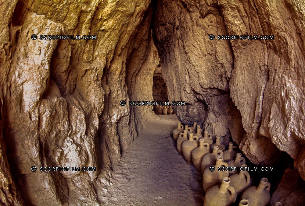 صور  (نادرة)  لمصنع الفخار العريق ببلدة القارة ، ويسمى محلياً بـ ( دوغة الغراش )
اشتهرت بهذه الصناعة عائلة اكتسبت أسمها من هذه الحرفة وهم عائلة "الغراش" حيث توارثوها أباً عن جد

يتبع >>