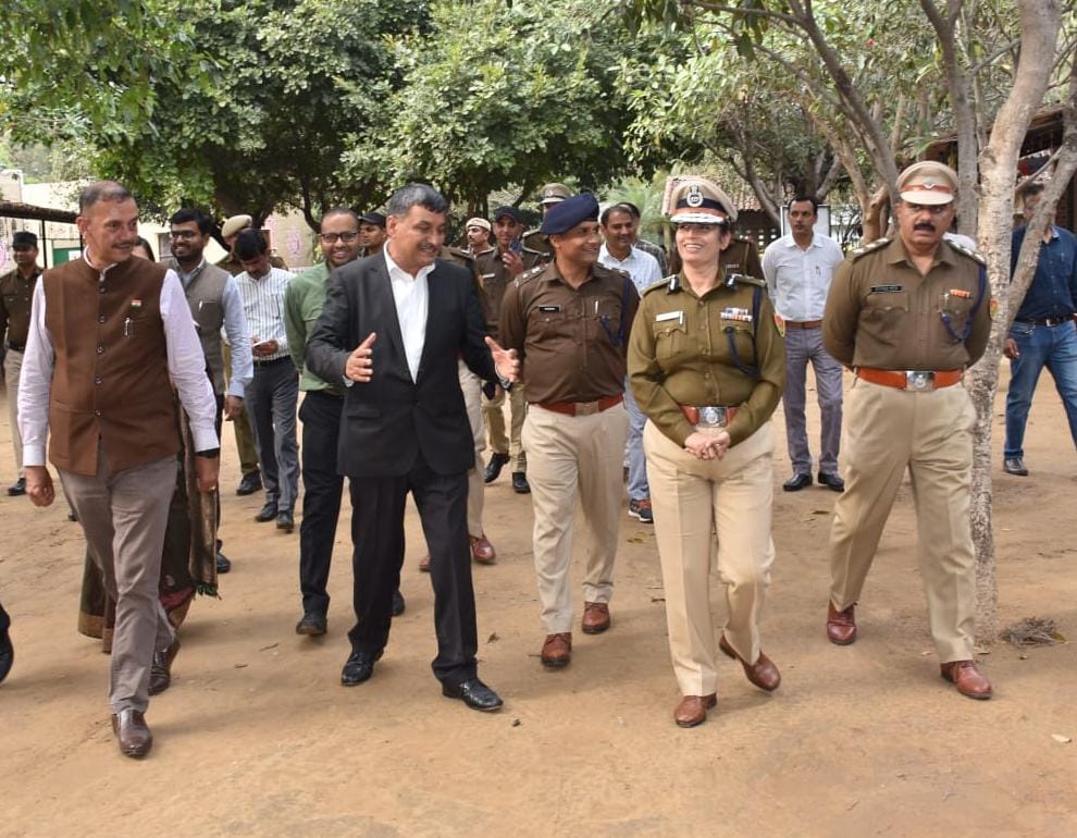 jhajjarpolice's tweet image. जी-20 देशों के प्रतिनिधिमंडल के प्रस्तावित झज्जर दौरे के मद्देनजर किए गए सुरक्षा प्रबंधों का #ADGP श्रीमती ममता सिंह ने किया निरीक्षण।#DC कैप्टन शक्ति सिंह #SP श्री वसीम अकरम की मौजूदगी में #रिहर्सल के दौरान व्यवस्थाओ का जायजा लेते हुए उन्होंने अधिकारियों को दिए जरूरी दिशानिर्देश