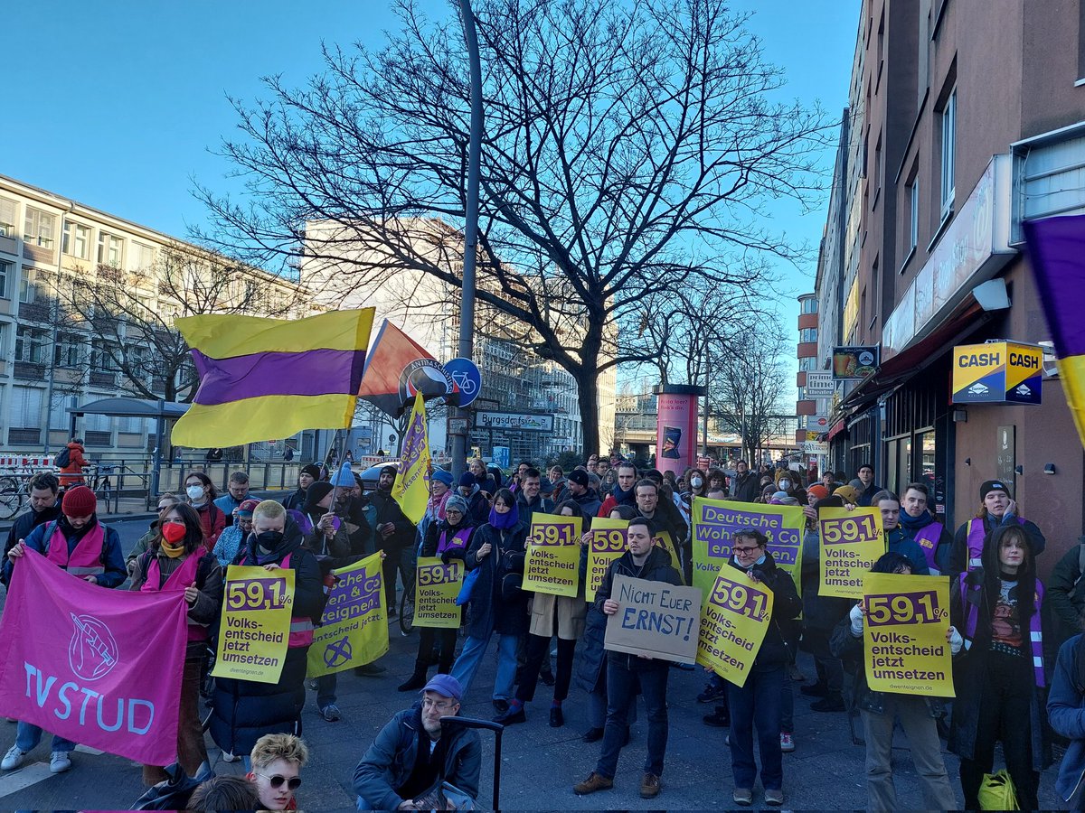 dwenteignen's tweet photo. "Nie wieder GroKo!" fordern viele Berliner:innen vor der SPD-Zentrale✊

Wir wollen keine Koalition, die gegen Politik gegen die Mieter:innen macht. Wer nicht enteignet, kann nicht regieren!🤬

Bezahlbare Mieten für alle - Volksentscheid umsetzen!💜💛
#RückschrittsKoalition https://t.co/zmlyXwqv3U