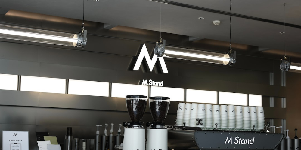 jaminwong6's tweet image. Like and share if you think it`s fantastic! 

 #grey #lowsaturation #cafe