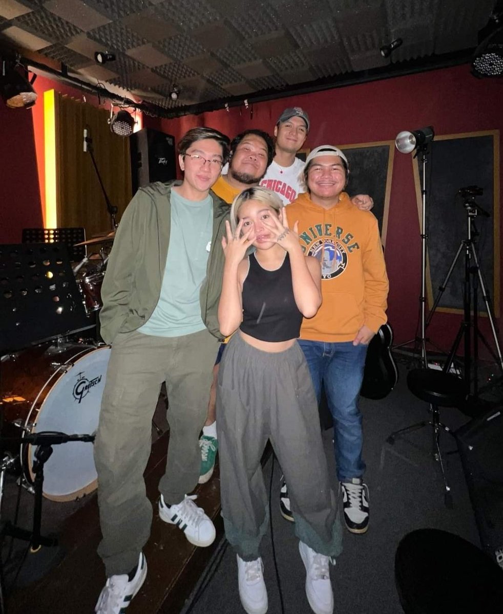 Myls044's tweet photo. aaahhh!!!may banda na si Janine🤘tapos kakantahin nya pa mga original songs nya😭sobrang solid nito!!🔥

March 2 | 7:00pm
Balcony Music House
Poblacion Makati
#JanineBerdin https://t.co/w7Iza1uF1N