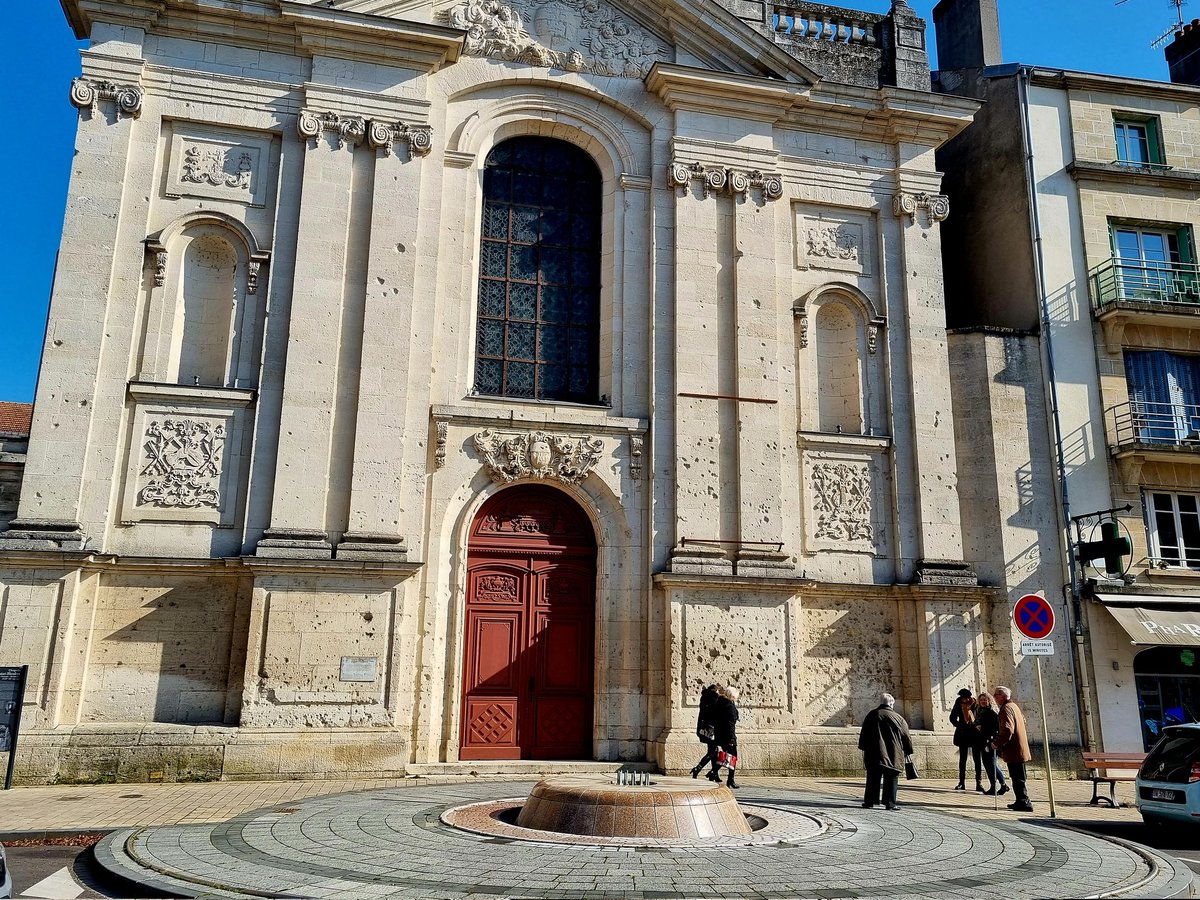 Passer à #Verdun, c'est vivre l'Histoire. Ce 1er mars 2023 : les impacts des balles de 1944 sont toujours visibles sur l'église Saint-Nicolas... Incroyables cicatrices. #Meuse #Lorraine
