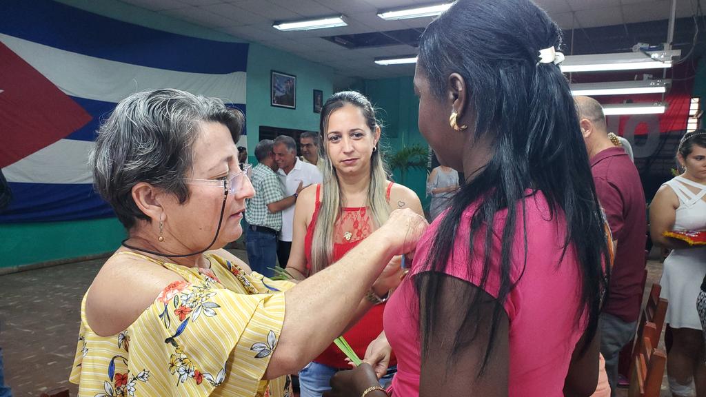 poder_sur's tweet photo. El taller 109 de la empresa THABA, ubicado en #ConsolacióndelSur es sede del acto provincial de conmemoración del día del trabajador de la industria ligera.
En el acto reconocieron la labor de este colectivo que se distingue por producciones de calidad y la innovación. https://t.co/H6IuUCLQA3
