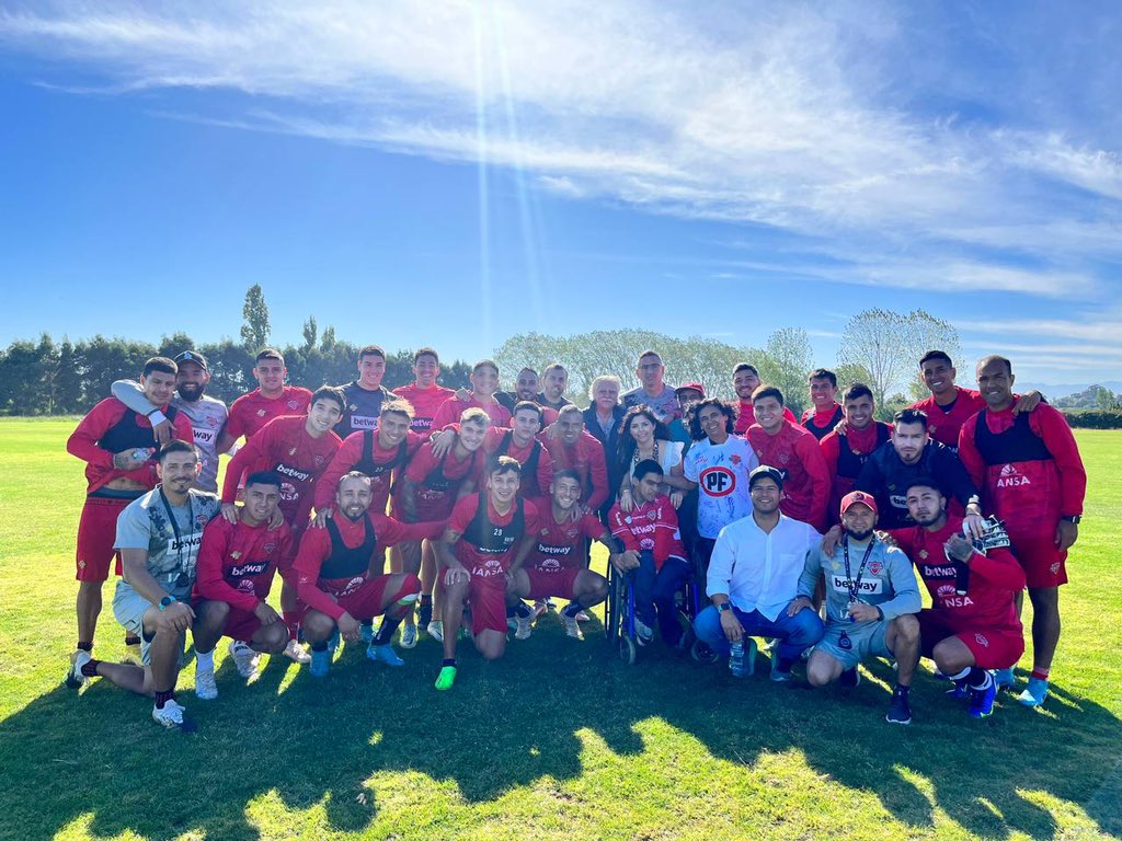 RdgoRamirez's tweet photo. Hoy Juanito cumplió su sueño de conocer Plantel de @nublenseSADP 
Luego de días difíciles para él y familia a causa de los incendios, hoy tuvo la alegría de compartir con el rojo ❤️ 
Agradecemos al Profe García  y los muchachos por la buena onda, éxito este viernes💪🏻⚽️
#futbol https://t.co/uCOo2kKNpB