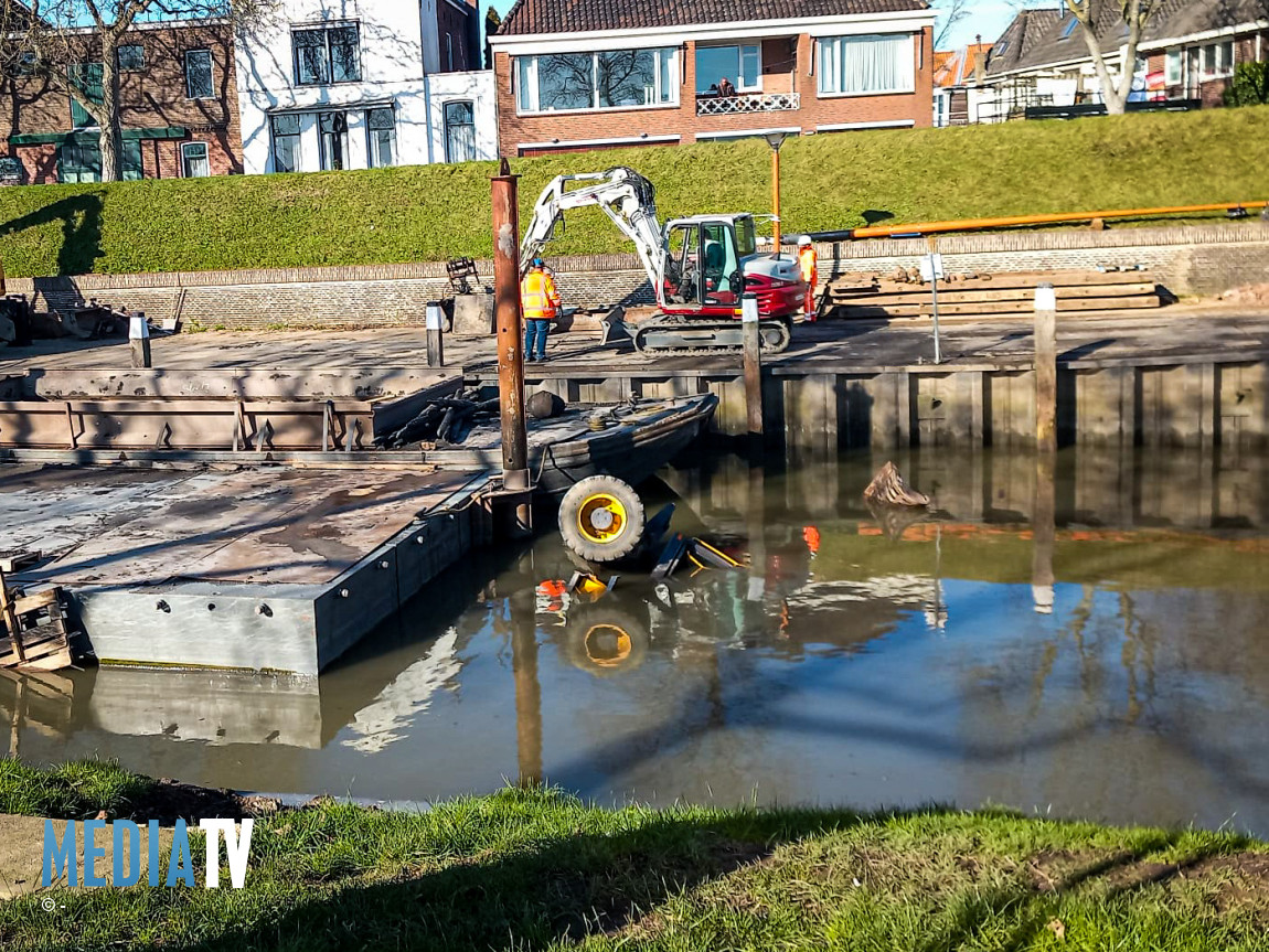 Woensdagmiddag is een graafmachine te water geraakt langs de Buiten de Veerpoort in Schoonhoven.
