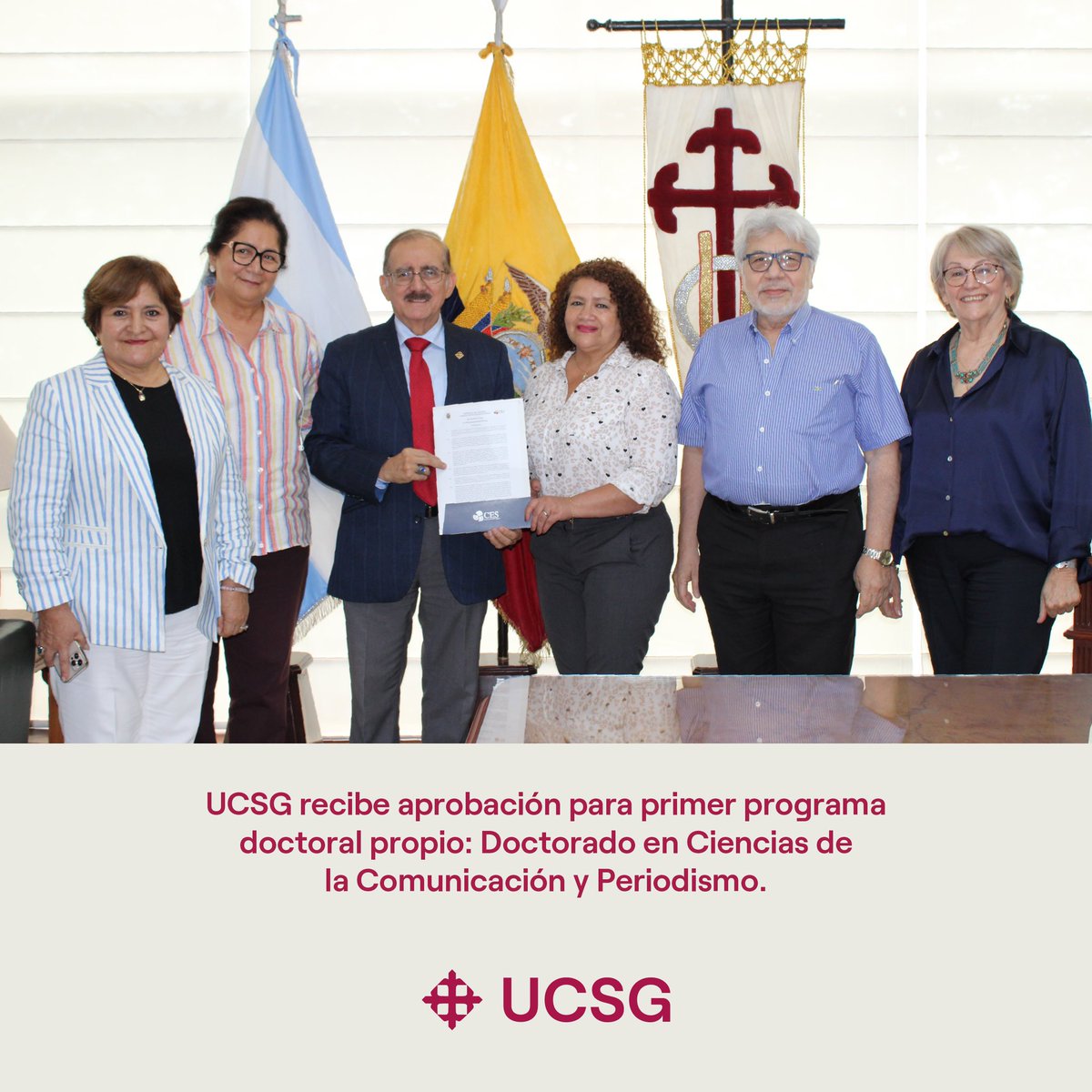 Nos complace comunicar que la UCSG recibió por parte del <a href="/ces_ec/">CES</a> la resolución que aprueba el primer programa doctoral de la UCSG: Doctorado en Ciencias de la Comunicación y Periodismo.
La Dra. Ángela Calderón, hizo entrega de la resolución a nuestro rector.