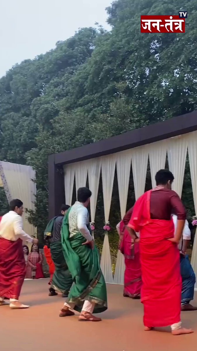 mdnewshindi's tweet photo. ➡"देसी गर्ल" सॉन्ग पर साड़ी पहनकर ठुमके लगा रहे दोस्त, वीडियो देखकर मजा आ जाएगा...
#SocailMedia #Viral #Trending #Men #MenInSaree #Saree #Wedding #WeddingFunction #India #jtv | #mdnewshindi https://t.co/CgkVnzkMku
