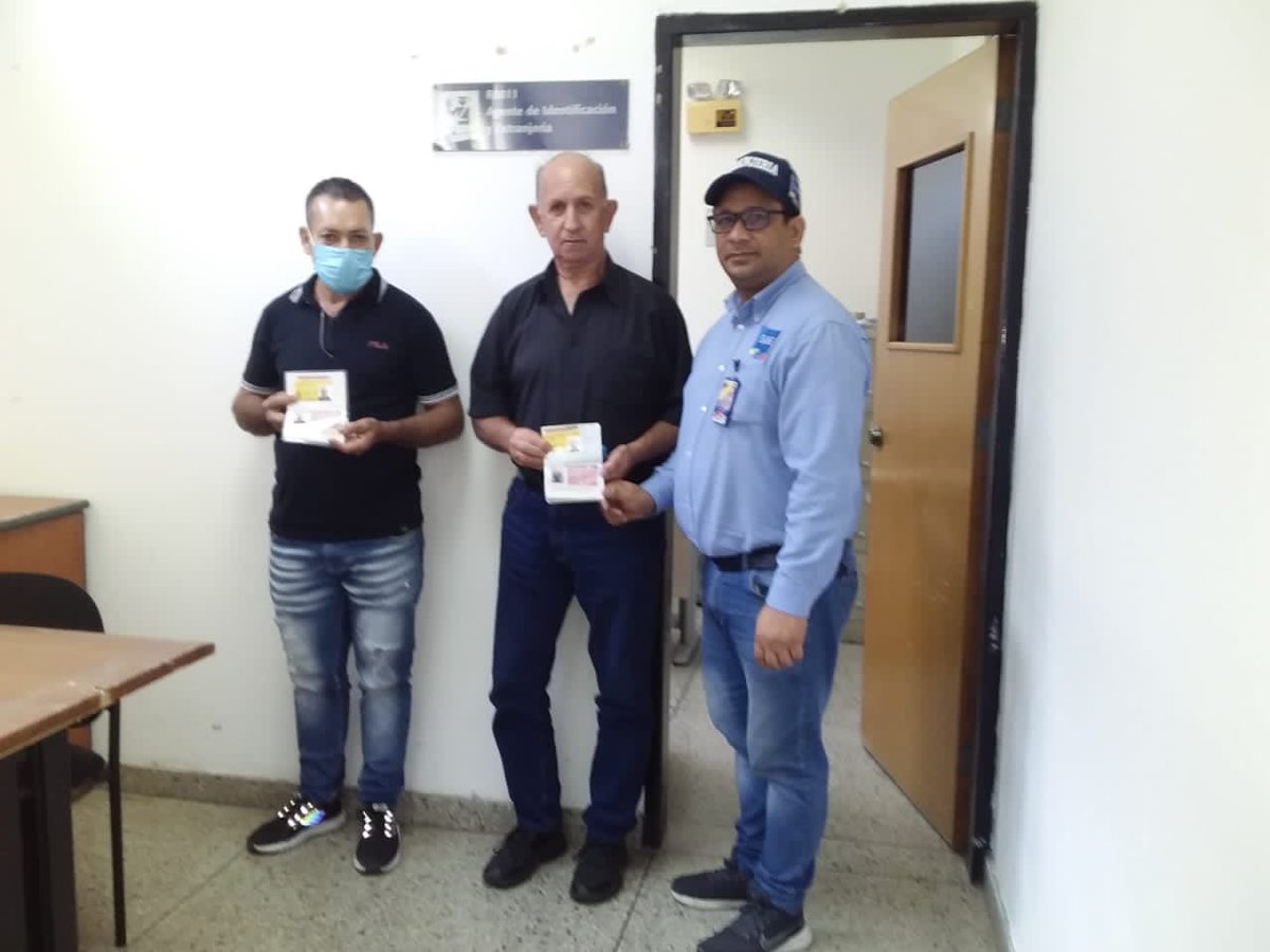 RrssTrujillo's tweet photo. #01Marzo. Seguimos atendiendo a los extranjeros que hacen vida en nuestro país. Estampado de visa y trámite de cédula de manera inmediata. El Saime al servicio del Pueblo! https://t.co/HqPZhKgZPa