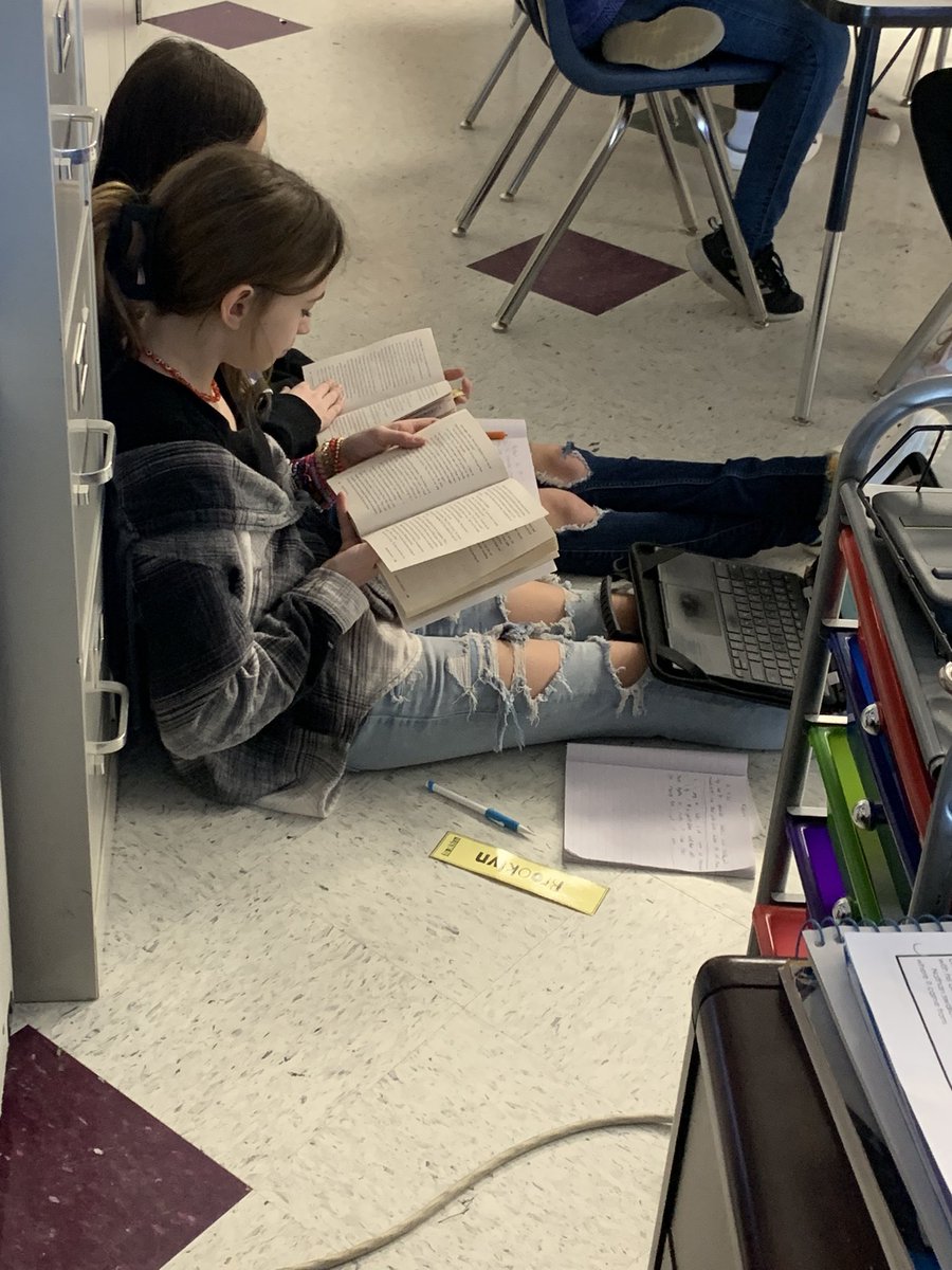 6thGradeMrsPaul's tweet photo. Collaboration at its finest as students work on their novel studies https://t.co/GeNfV1Ed1n