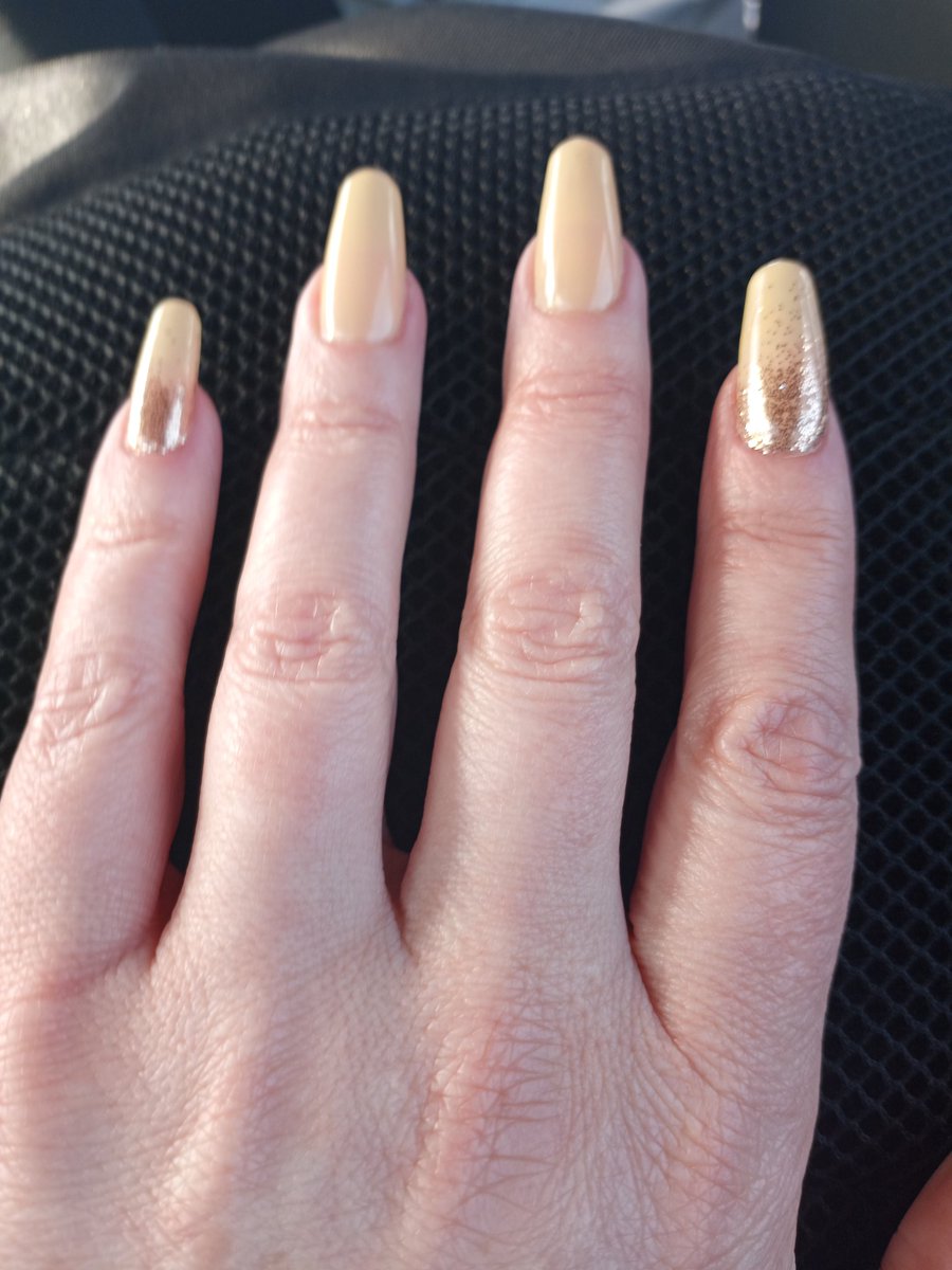 AmandaMFWalton's tweet photo. Treatment day! Infusion time. #Ocrevus #RapidInfusion
#FuckMultipleSclerosis
No makeup today, but my nails are pretty cute. @modelones polish + sparkle.
My hair is only straight because I slapped some color over my gray hair since I have to be in this chair for hours. 🤭 https://t.co/sIe0vppatX