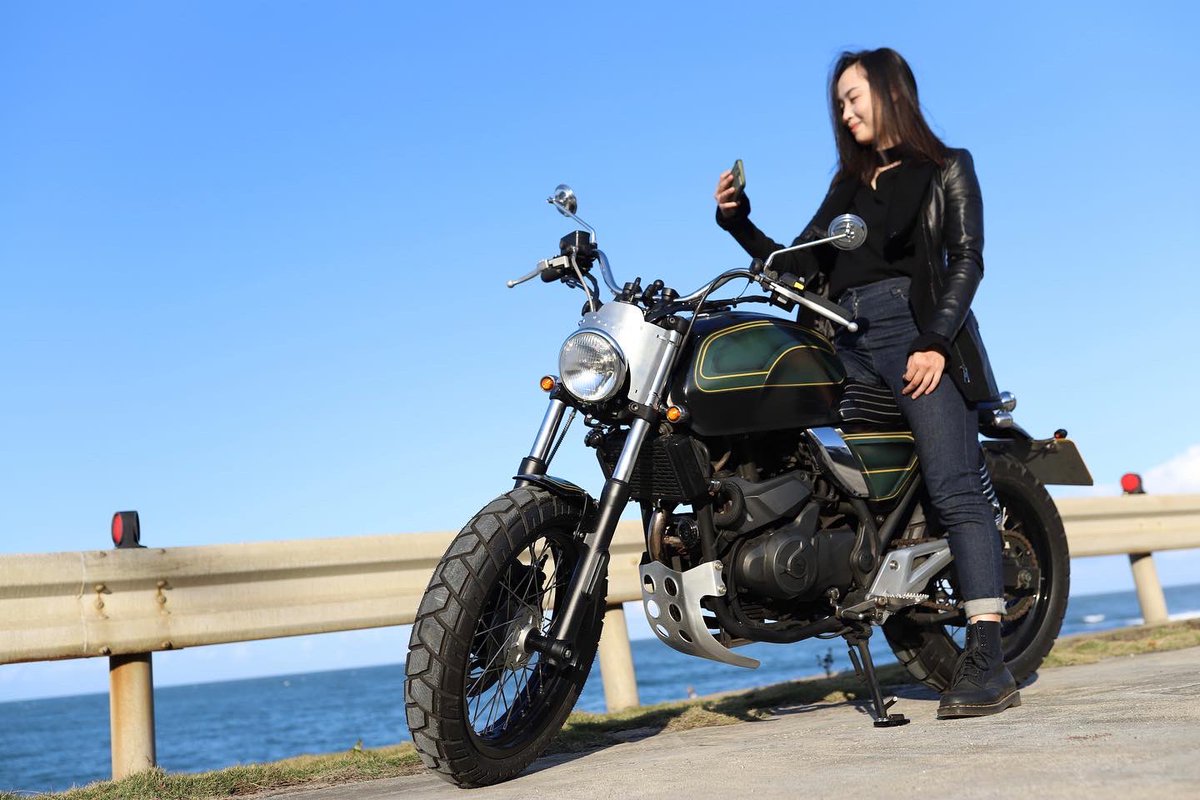 TaiwanStories's tweet photo. 台湾の女教師がバイクに乗って浜辺まで撮影に行っています。 https://t.co/k09bjKjmql
