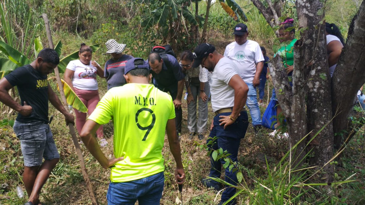 PGN_PANAMA's tweet photo. #Diligencias| En el sector de Las Trancas, la @PGN_PANAMA a través de la Sección de Homicidio y Femicidio de la Fiscalía de San Miguelito continúa con las diligencias dentro de investigación por la desaparición de una niña de 9 años de edad, en el mes de septiembre de 2022. https://t.co/biKTKxabde