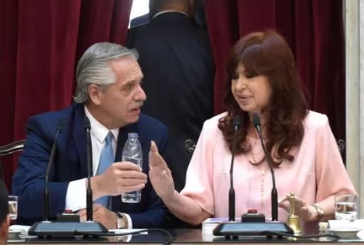 DianaMondino's tweet photo. Lo único más devaluado que el peso argentino, es este presidente https://t.co/tSeB1nGtfd