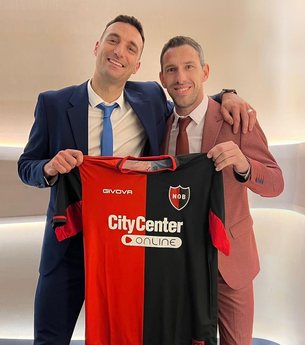 Felicitamos a <a href="/lioscaloni/">Lionel Scaloni</a> por el premio The Best al mejor entrenador del mundo! Un orgullo rojinegro ❤️🖤
Gracias <a href="/MR11ok/">Maxi Rodríguez</a> por eternizar este momento📸 💫
Descargate la app, suscribite y empezá vos también a tomar decisiones en el club!
