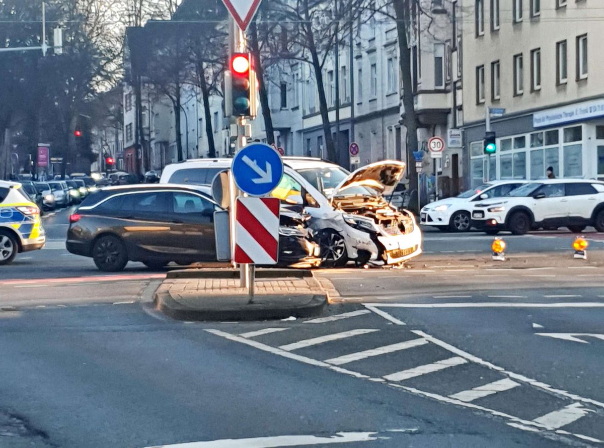 tinuviel_xy's tweet photo. #Dortmund #Funkenburg Verkehrsunfall https://t.co/4Ia17jbNNu