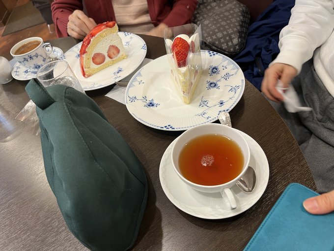そういえば食事のあと入ったカフェで味見させてもらった苺のズコットが美味しかったな。と、夜食のこんにゃくゼリーを食べながら反芻する。もう少し作画する。 