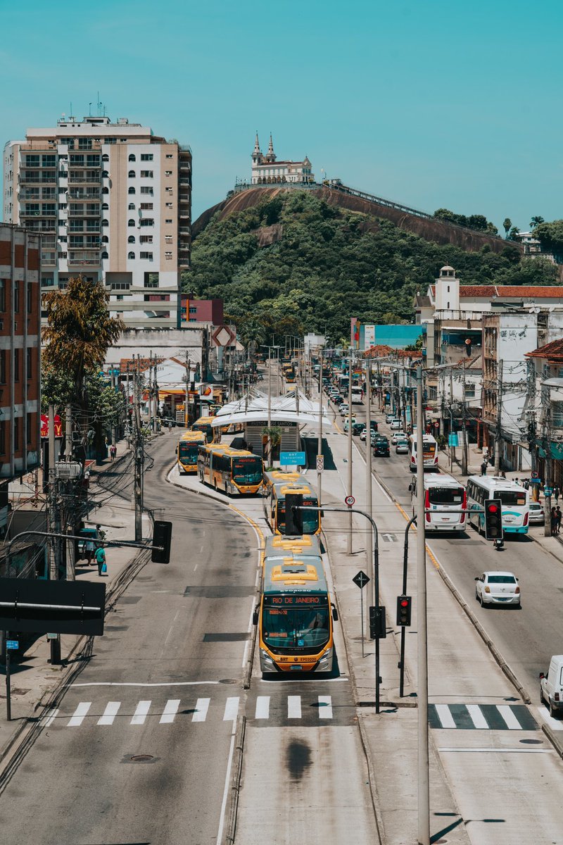 Prefeitura_Rio's tweet photo. 110 BRTs novos começaram a circular hoje na Transcarioca. Além da frota 100% renovada, todas as estações do corredor foram reformadas. https://t.co/8wW7wUQX66