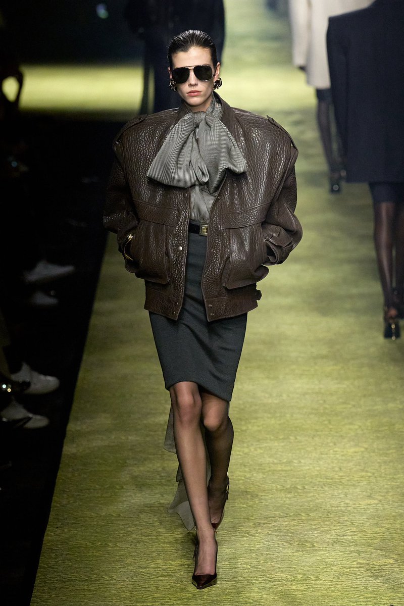 slepestok1's tweet photo. знаю, что большинству понравился новый показ Saint Laurent и сейчас я вам расскажу, почему это вызывает эффект «вау» https://t.co/59kANv00BJ