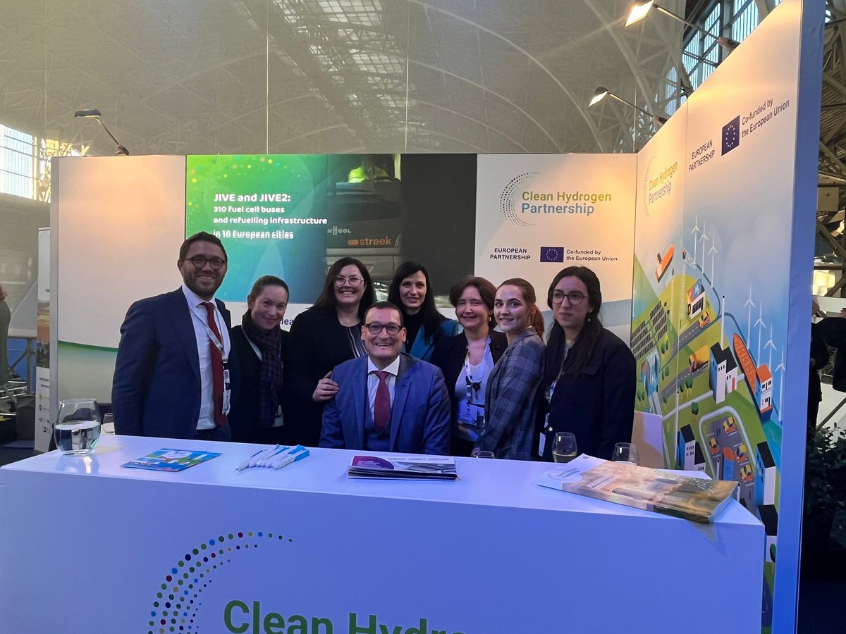 With Commissioner <a href="/GabrielMariya/">Mariya Gabriel</a> - together we are REPoweringEU with #hydrogenvalleys and many other exciting research &amp; innovation projects ! Happy to welcome you to our booth and looking forward to many more events together!