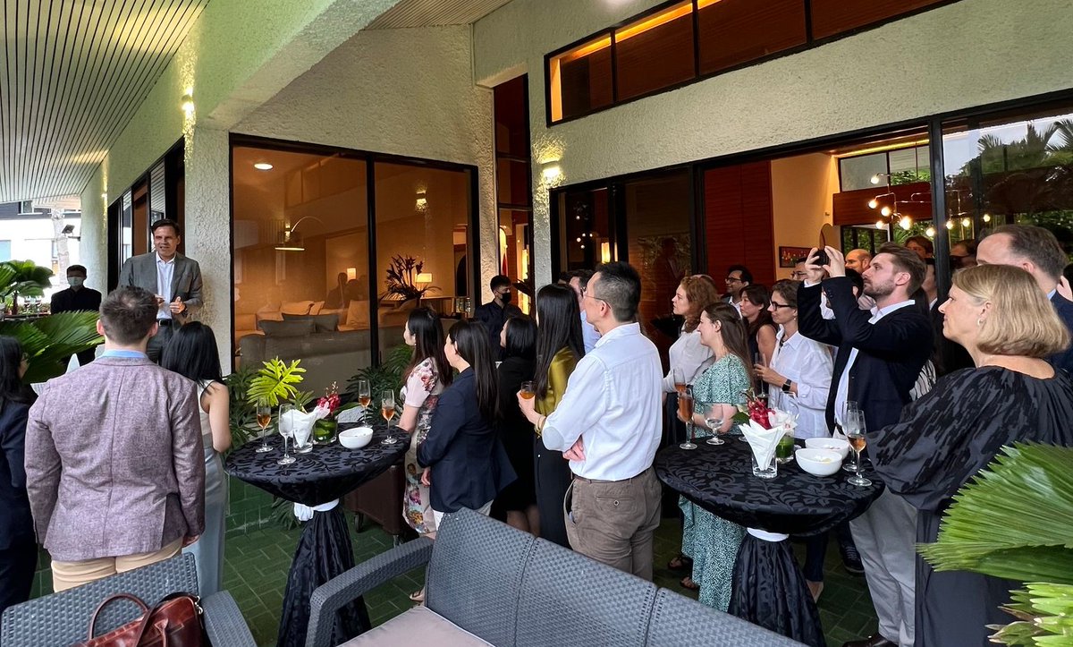 venturelab_ch's tweet photo. Day 3 of the #AITSingapore program: journey of the Swiss sciencepreneurs exploring @NUS_Enterprise, @BLOCK71sg, the NUS Graduate Research Innovation Programme, meeting the Ambassador, giving pitches, and networking with international investors and founders.🇨🇭🇸🇬 https://t.co/BpJ3pF7m0Y