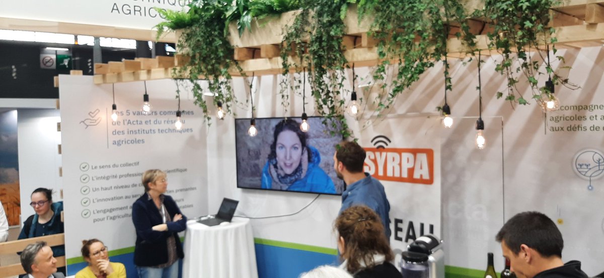 Cpeltiered's tweet photo. Sur le stand @ACTA_asso, avec @SYRPAcom remise des prix filme ta science... à Nadège Petit @agri_zoom, Arthur Freeman (étudiant), Pauline Creach @ITAVIofficiel ... et aux jeunes du lycée de Melle. https://t.co/S3MEU40Flo