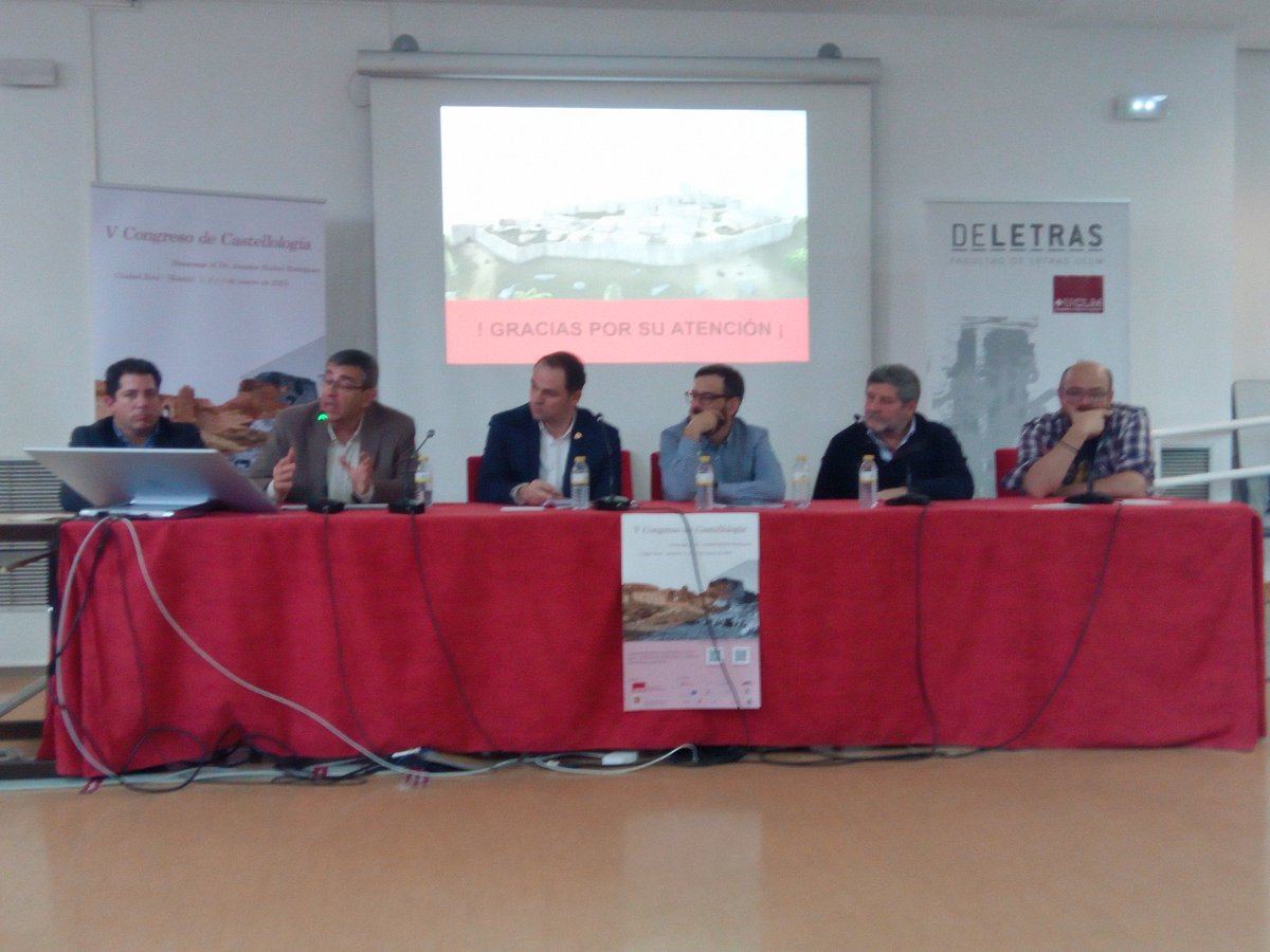 Los participantes en la jornada de tarde en el posterior debate a la presentación de sus comunicaciones.