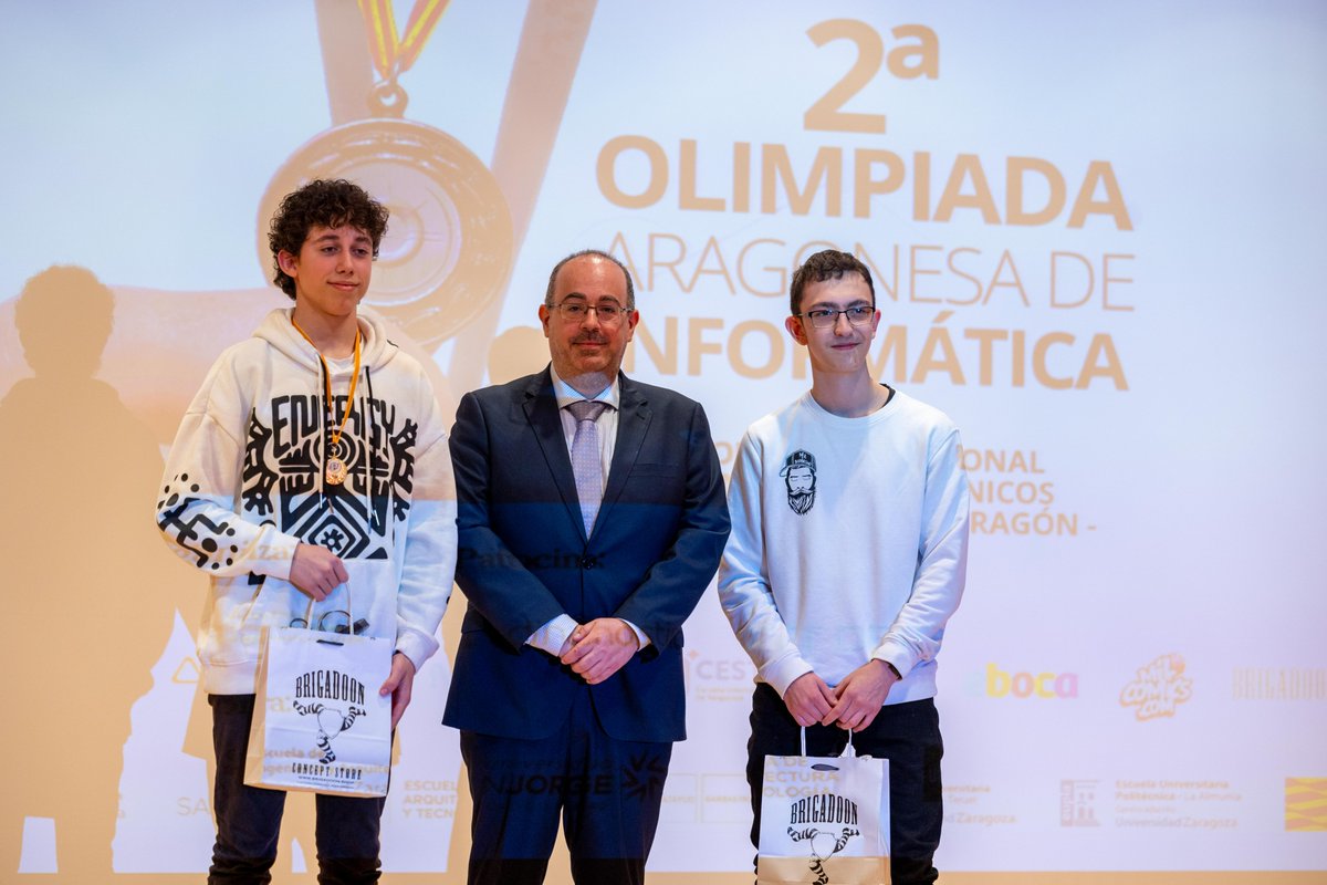 🗣️El Segundo equipo con mejor puntuación, formado por Diego Gallego y Enrique de Diego García, de la categoría #Multimedia, recibieron un sujetalibros de #Superman. Por cortesía de @Brigadoonzgz.