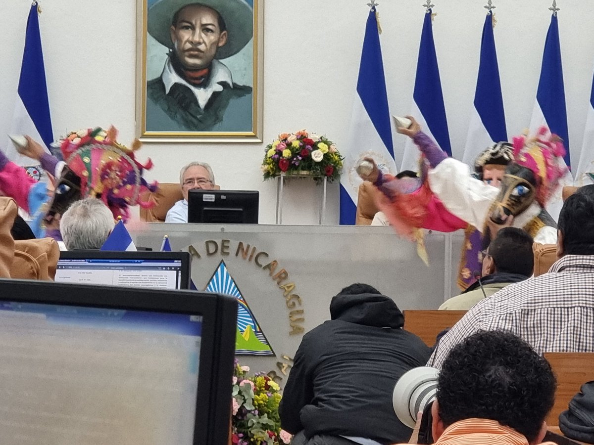 edwincastror's tweet photo. Homenaje a todos los periodistas y las periodistas, alos comunicadores sociales en la Asamblea Nacional
VIVAN LOS HOMBRES Y MUJERES DE PRENSA EN SU DÍA https://t.co/MLelKjYUJw