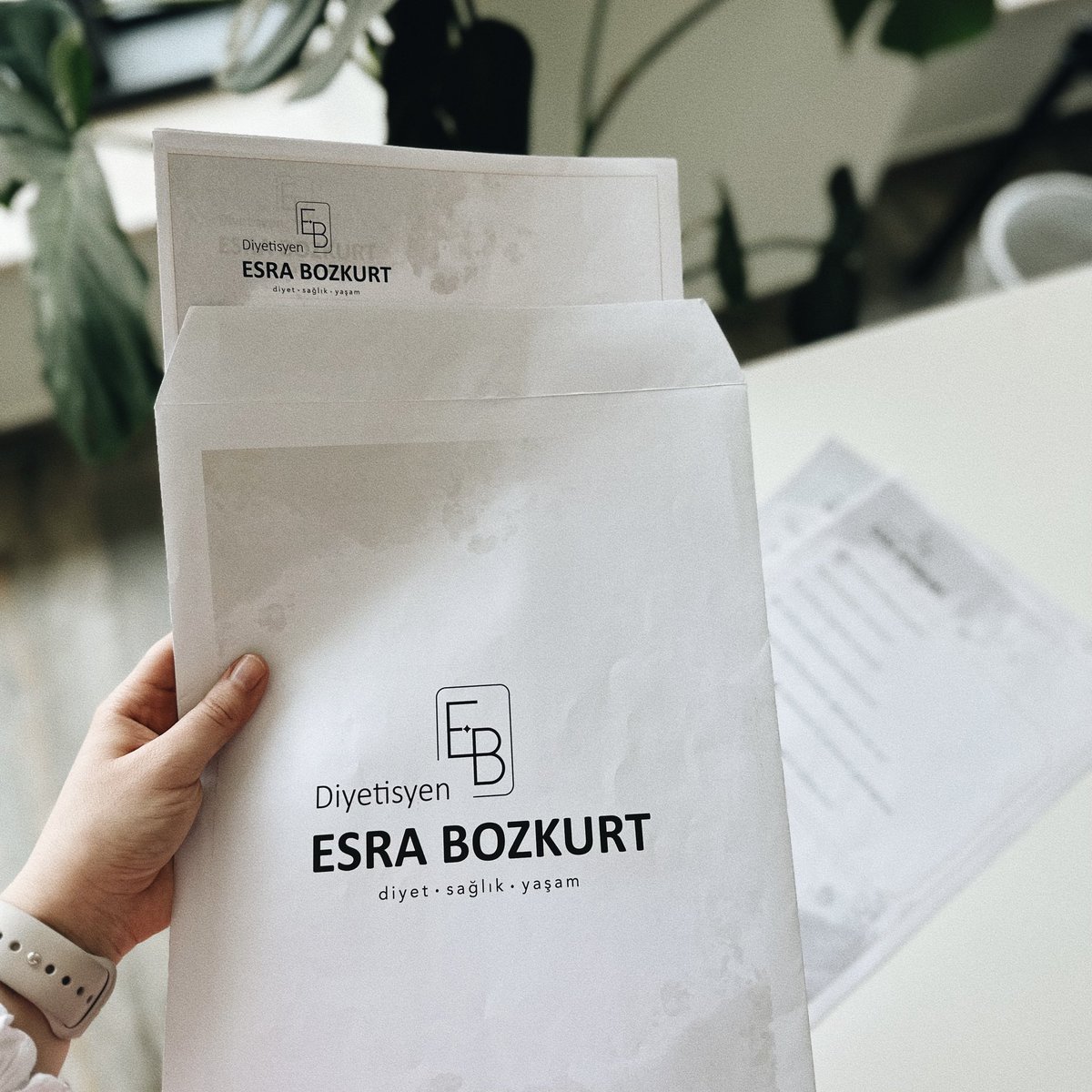 Kurumsal kimliğini tasarladığım “Diyetisyen Esra Bozkurt” baskıları geldi✨ Renkler tam istediğimiz gibi, tasarımlar mükemmel 🥹😎
Son olarak tabelamız kaldı fotoğraf çekimini yaptığım zaman sizlerle paylaşacağım🫶🏻