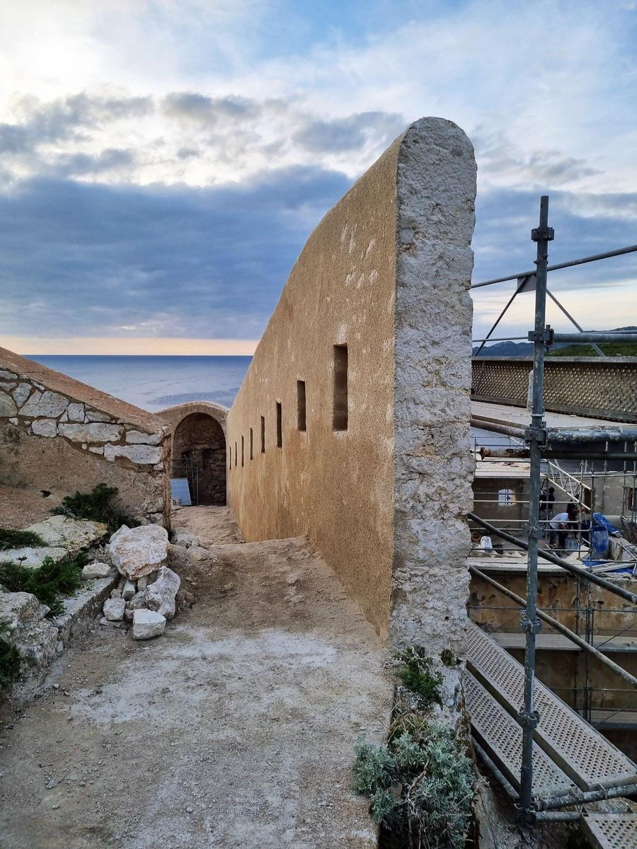 SimoniOlivier's tweet photo. Images d’un chantier hors norme,la restauration des remparts de #Bonifacio 
Leur restauration a débuté en février 2022 sur un linéaire de 700 mètres. 
Nos échafaudages #Comabi ont été édifiés à flanc de falaises. Sous les échafaudages, 80 mètres de vide, à pic, au-dessus de l’eau https://t.co/3X5X3YmnKu
