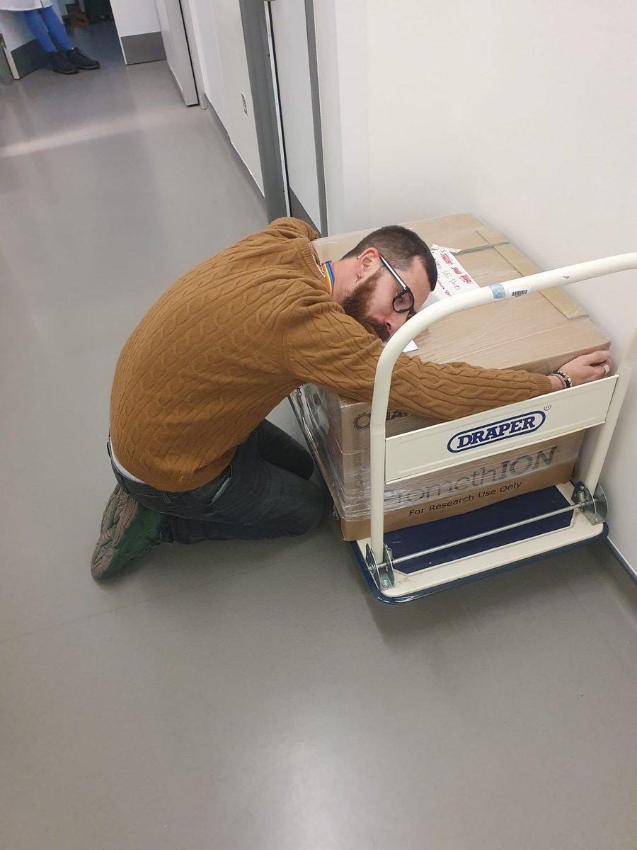 DarioBalacco's tweet photo. A PromethION @nanopore has been delivered by mistake to my lab. I will nevere let it go. (unfortunately for me, the person that bought this has already been informed). 
Another week, another disappointment. #AcademicChatter #AcademicTwitter #nanopore https://t.co/UPJygeg1gw