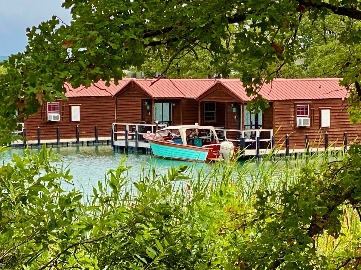 This is one of our fave views, especially in the spring/summer with the greenery 😍😍 
Call us today and book your stay! 580-223-0088 or check out our website for more info and availability 
lakemurrayfloatingcabins.com