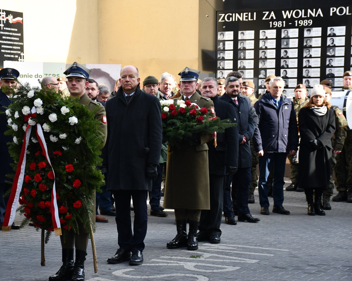 MUW_RP's tweet photo. 🇵🇱 Wojewoda Mazowiecki @Radziwill_K oraz Wicewojewoda Mazowiecki @ArturStandowicz uczcili pamięć Żołnierzy Wyklętych biorąc udział w obchodach zorganizowanych w Warszawie i Radomiu.

💻 Więcej informacji: https://t.co/70bFzax8sh 

#ZolnierzeWykleci #ZołnierzeNiezłomni https://t.co/9CdctBAEZA
