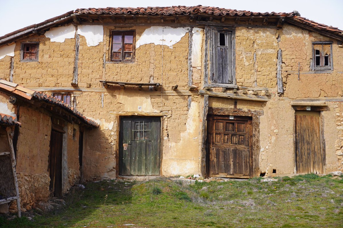 Daviddcoba's tweet photo. No hay duda de que la arquitectura moderna, que tiende a la homogeneidad y a la vertical, ha progresado mucho en comodidad, calidad y eficiencia, pero tampoco de que por el camino ha descuidado la belleza, la identidad y el medio en el que se asienta. https://t.co/bdp1wKNksa
