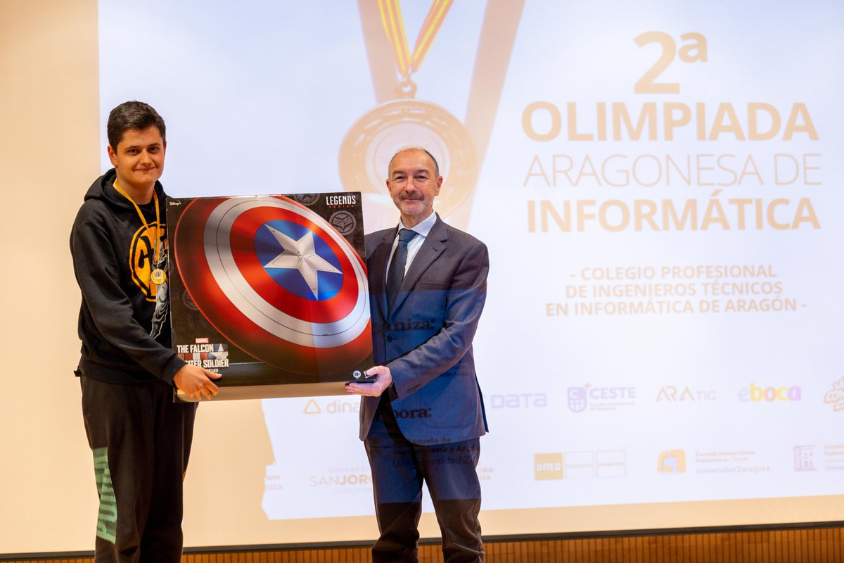 cpgiiaragon's tweet image. 🗣️Javier Badesa, Primer clasificado en la Categoría de #Algoritmia, recibió un escudo del Capitán América. Cortesía de @MILCOMICS