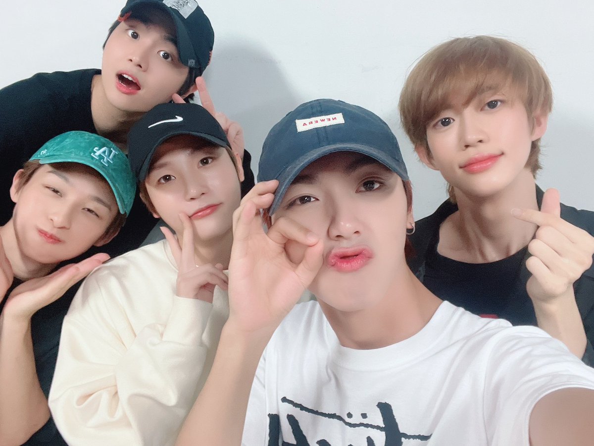 24Kplus_members's tweet image. [#팀21시] 투포유‼️ 그동안 너무 보고싶었어요🥲 피크타임 잘 보고 계시죠?!
저희 팀21시 투표 많이 해주시고 앞으로 자주 올게요🥰❤️

#PEAKTIME #피크타임 #팀21시
#기용 #시우 #임찬 #유마 #타케루