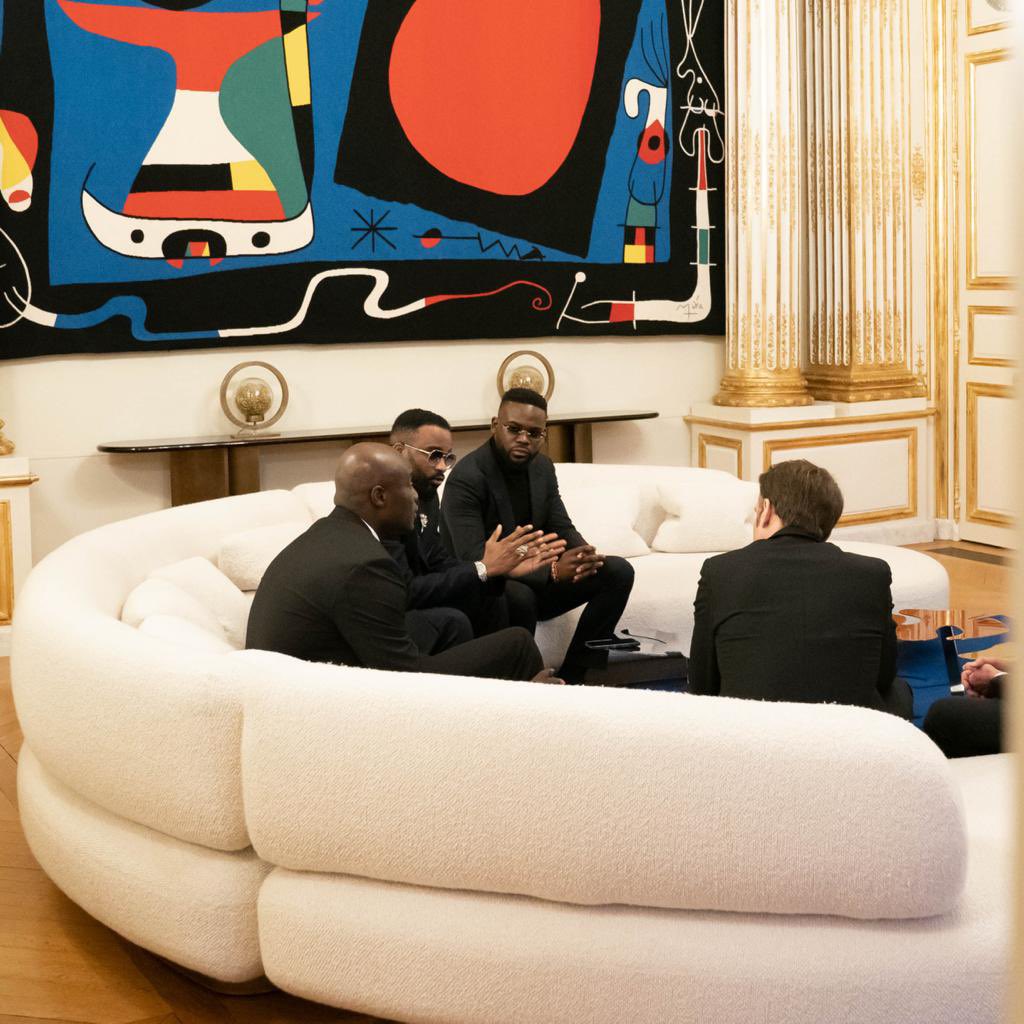 Hosthim  Chloe🇨🇩🇨🇩🇨🇲🇨🇲 (@hosthimchloe) on Twitter photo Heureux d’avoir rencontré le Président de la République Française, Emmanuel Macron. 
Un moment privilégié où nous avons pu échanger sur la situation dramatique qui sévit à l’Est du Congo, ainsi que de la place de la musique congolaise auprès de la jeunesse. Heureux d’avoir rencontré le Président de la République Française, Emmanuel Macron. 
Un moment privilégié où nous avons pu échanger sur la situation dramatique qui sévit à l’Est du Congo, ainsi que de la place de la musique congolaise auprès de la jeunesse.