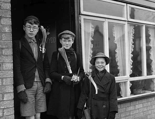PlantingDiaries's tweet image. Children wearing their St David's Day leeks (1st March, 1957)
Photograph by Geoff Charles
National Library of Wales
Happy #stdavidsday