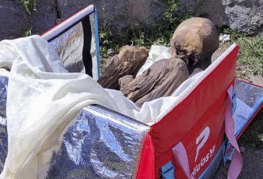 AlertaMundoNews's tweet photo. 🇵🇪 | El joven asegura que la momia era “su novia espiritual”.

La momia “apodada Juanita” llegó a su hogar hace 30 años. “Un policía le debía 2 mil soles a mi padre. Cuando fue a reclamarle su dinero, este no le pudo entregar. Entonces mi padre le quitó la momia”, dijo el joven. https://t.co/7rfuMFEi1I