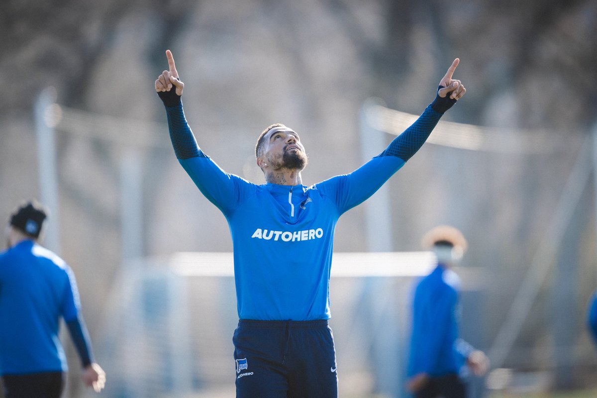 HerthaBSC_EN's tweet photo. Prince getting into the @thePSLt20 spirit! 🏏

Who did it better, @lahoreqalandars? 🙌

#HaHoHe #HBLPSL8 #QalandarHum https://t.co/bJM20XHR5a