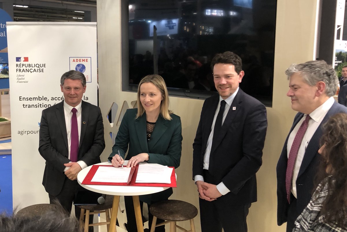 Comerso.fr (@comersofr) on Twitter photo C’EST OFFICIEL ! Le nouveau label national anti-gaspillage alimentaire a été signé cette après-midi au #SIA par la secrétaire d’état <a href="/BCouillard33/">Bérangère Couillard</a> sur le stand de l'<a href="/ademe/">ADEME</a>, en présence de <a href="/boris_ravignon/">Boris Ravignon</a>, <a href="/OlivierPeyrat/">OP</a> et Thomas Lesueur.
<a href="/FCDfrance/">Fédération du Commerce et de la Distribution</a> <a href="/Ecologie_Gouv/">Ministères Territoires Écologie</a> <a href="/AFNOR/">AFNOR</a> C’EST OFFICIEL ! Le nouveau label national anti-gaspillage alimentaire a été signé cette après-midi au #SIA par la secrétaire d’état <a href="/BCouillard33/">Bérangère Couillard</a> sur le stand de l'<a href="/ademe/">ADEME</a>, en présence de <a href="/boris_ravignon/">Boris Ravignon</a>, <a href="/OlivierPeyrat/">OP</a> et Thomas Lesueur.
<a href="/FCDfrance/">Fédération du Commerce et de la Distribution</a> <a href="/Ecologie_Gouv/">Ministères Territoires Écologie</a> <a href="/AFNOR/">AFNOR</a>