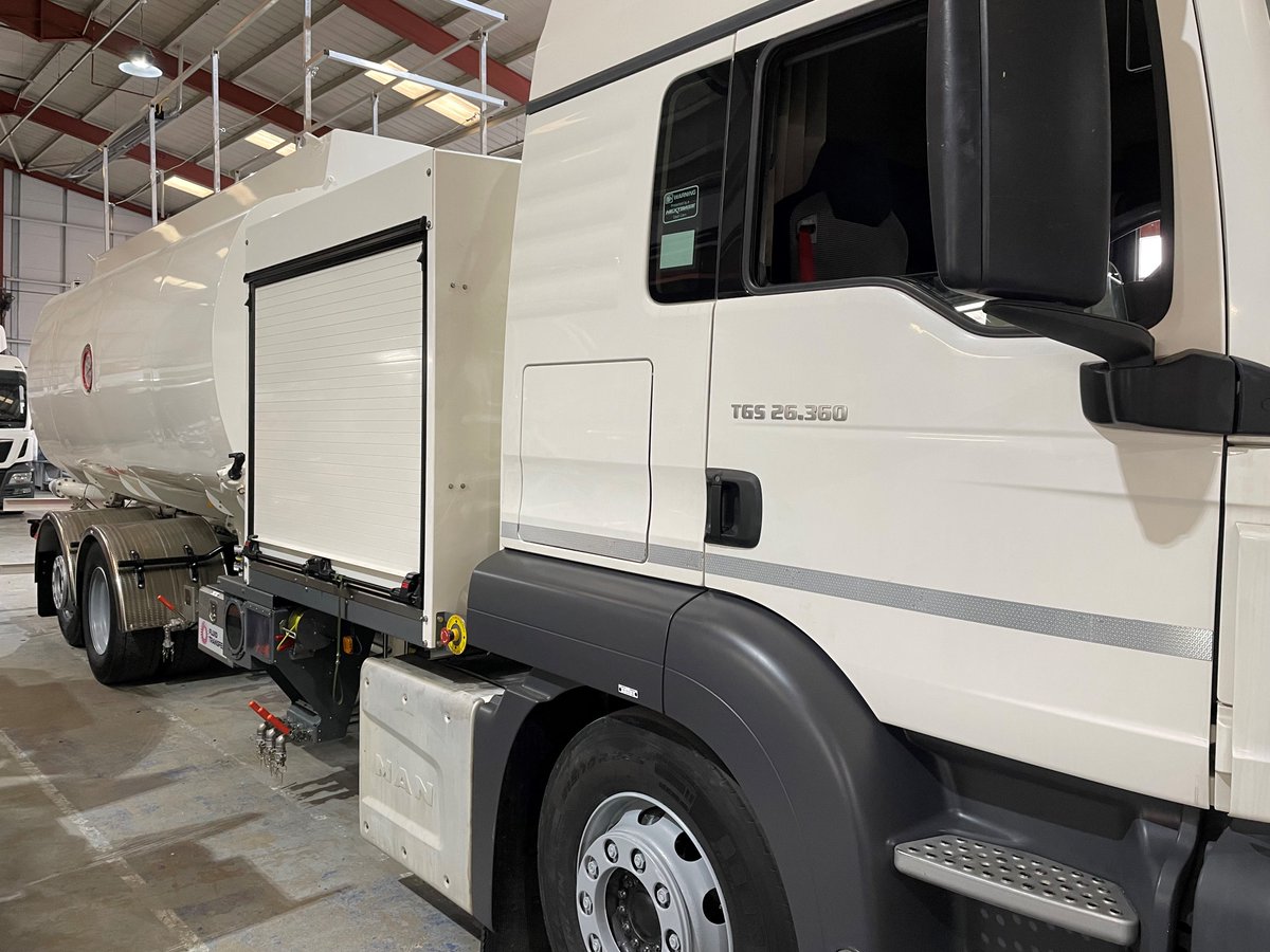 FluidTransferUK's tweet photo. 18,000 Litre Aircraft Refueller going out on long term lease to a customer in the UK #aviation #refueller #refuellers #ukmanufacturing #mantruckandbus #lovingthetruck https://t.co/50t0vRoyoE