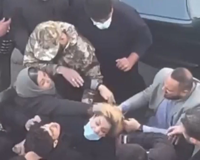دخترا رو مسموم میکنن مادری که اعتراض کنه هم میزنن میبرن.
داعش جلوی مزدورای خامنه‌ای یه طفل معصومه
#مسمومیت 
#مهسا_امینی
