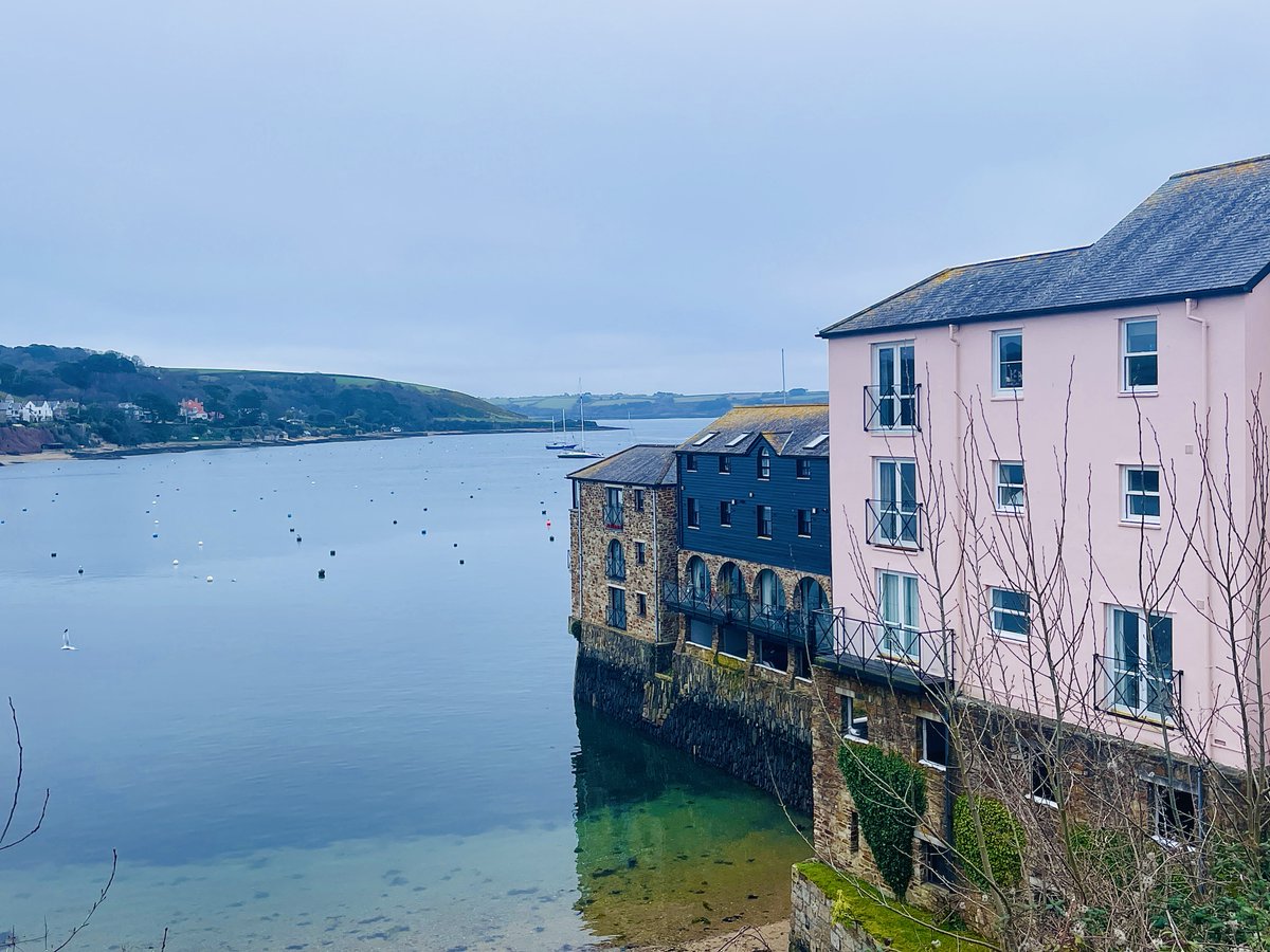 We love the colours in this photo, the water looks so invitingly clear doesn't it. Not long until we'll be brave enough to get back in the water for a swim! #lovefalmouth #swisbest #ilovecornwall #bythesea #coastalliving #lovewhereyoulive #falmouth