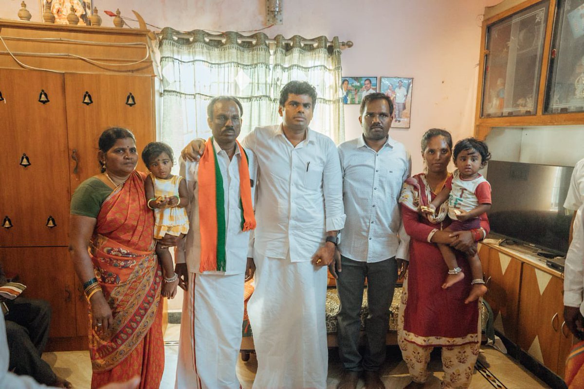 annamalai_k's tweet photo. .@BJP4Tamilnadu கட்சியின் ஆணிவேரே, தன்னலம் பாராது கட்சிக்காக அயராது உழைக்கும் அடிப்படைத் தொண்டர்கள்தான்.

கட்சியின் அத்தகைய உறுப்பினர்களான,  திருவேற்காடு முன்னாள் மண்டல் தலைவர் திரு கணேசன் மற்றும் தற்போதைய கிளைத் தலைவர் சிவா அவர்களின் இல்லத்திற்குச் சென்று நலம் விசாரித்து, https://t.co/W3IgvDLWAX