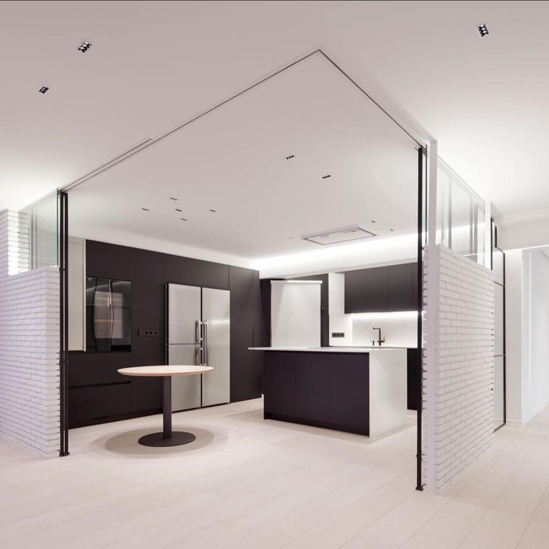 Klein Sliding Doors tweet media